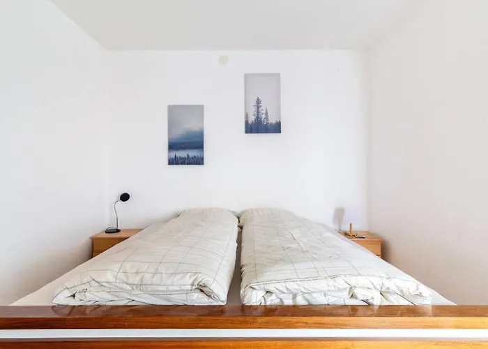 Simple Flat In Fee Appartement